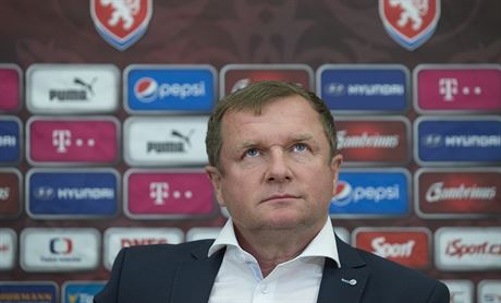 Trenér fotbalové reprezentace Pavel Vrba na tiskové konferenci.