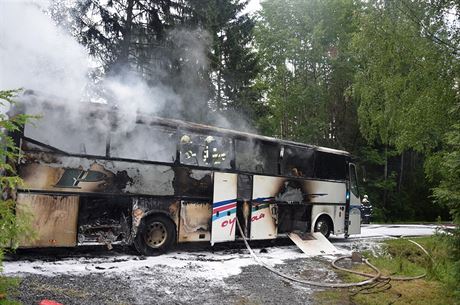 V pátek odpoledne dolo u obce Vín na Píbramsku k poáru autobusu, ve kterém...