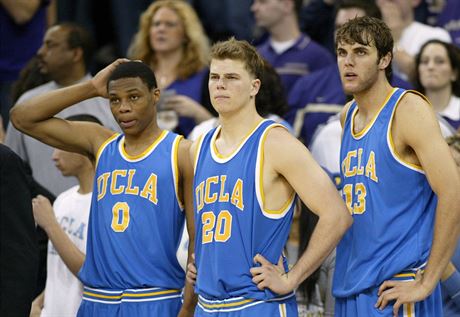 Michael Roll (uprosted) zamlada. V dresu UCLA Bruins se seel s Russellem...