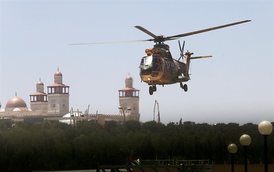Helikoptéra jordánské armády peváí zranné pohraniníky do nemocnice v Ammánu...
