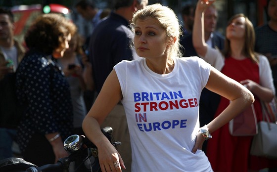Zklamaná stoupenkyn setrvání Británie v EU v centru Londýna (24. ervna 2014)