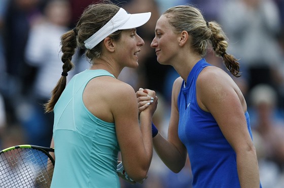 Johanna Kontaová a Petra Kvitová (vpravo) po utkání v Eastbourne.