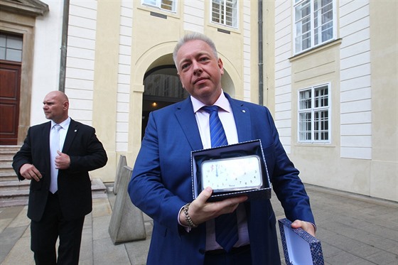 Ministr vnitra Milan Chovanec i éf resortu financí Andrej Babi si od prezidenta Miloe Zemana jako dárek odnesli achové hodiny.