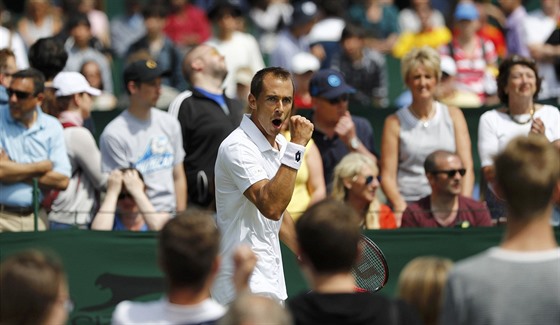 eský tenista Luká Rosol se raduje bhem utkání 1. kola Wimbledonu.