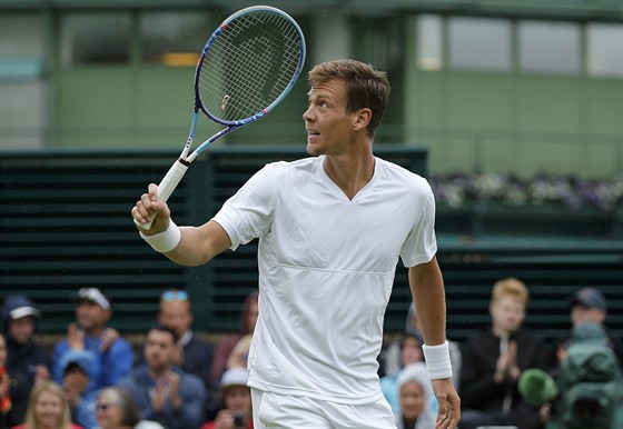 eský tenista Tomá Berdych zdraví diváky po postupu do 2. kola Wimbledonu.