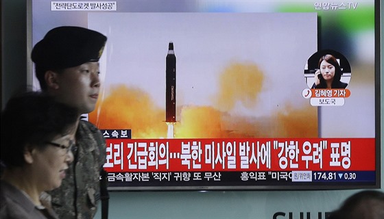 Jihokorejci v Soulu sledují start severokorejské rakety (22.6.2016)