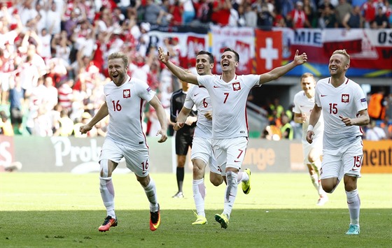 POLSKÁ EUFORIE. Fotbalisté Polska byli v rozstelu úspnjí a postupují do...