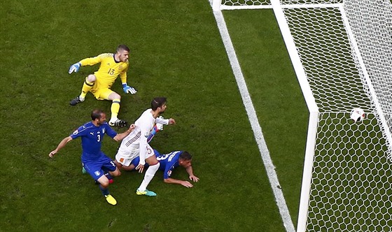 GÓLOVÁ DORÁKA. Italský obránce Giorgio Chellini stílí první branku v...