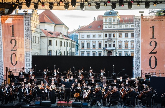 eská filharmonie uzavela 120. sezonu koncertem na Hradanském námstí