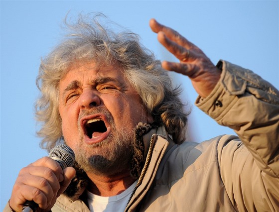 Komik Beppe Grillo a lídr hnutí, za které Raggiová kandidovala