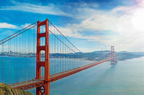 Po most Golden Gate v San Franciscu práv projídí nový model Mulsanne od...