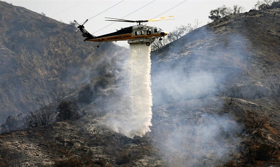 Hasii z Los Angeles nasadili proti poáru poblí Duarte vrtulníky (21. ervna...