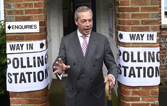 Nigel Farage, tehdejí lídr strany UKIP, opoutí hlasovací místnost v Biggin Hill (23. ervna 2016)