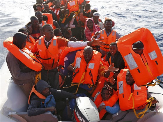 Migranti, které zachránila lo organizace MOAS u beh Libye (23. ervna 2016).