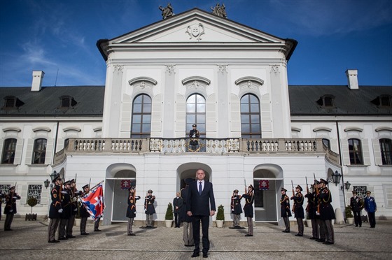 Slovenská hlava státu Andrej Kiska ped prezidentským palácem v centru...