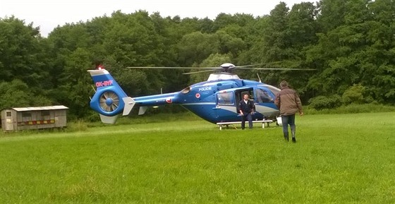 V obtín pístupném terénu pomáhal policejní vrtulník.