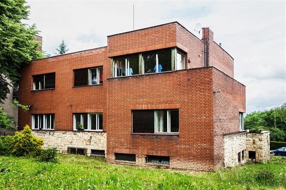 Funkcionalistická vila na Petinách, kterou má nahradit nová stavba se tinácti...