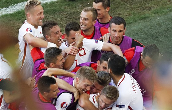 Poltí fotbalisté se bhem utkání mistrovství Evropy proti Ukrajin radují...