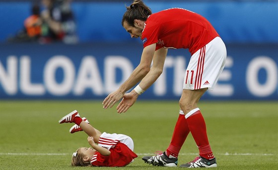 Velský záloník Gareth Bale s dcerou Albou po vítzném osmifinále mistrovství...