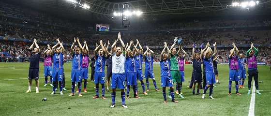 Islandtí fotbalisté slaví postup do tvrtfinále mistrovství Evropy, práv...