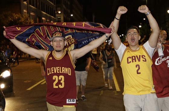 Fanouci Cleveland Cavaliers se radují z historického titulu v NBA.