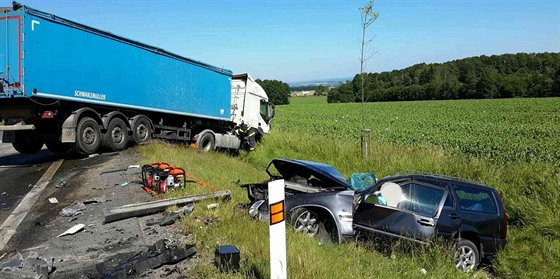 Stet osobního a nákladního automobilu na silnici I/35 nepeili u Gajeru dva...
