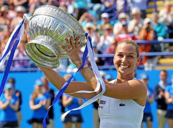 Dominika Cibulková slaví výhru na tenisovém turnaji v Eastbourne nad Karolínou...