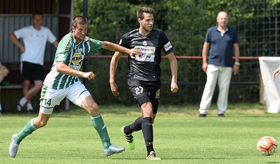 PÍPRAVA. Vojtch Kubista (vpravo) odehrál v sobotu pi výhe 1:0 nad Bohemians...