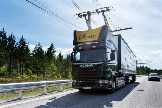 Kamion na elektrodálnici severn od Stockholmu