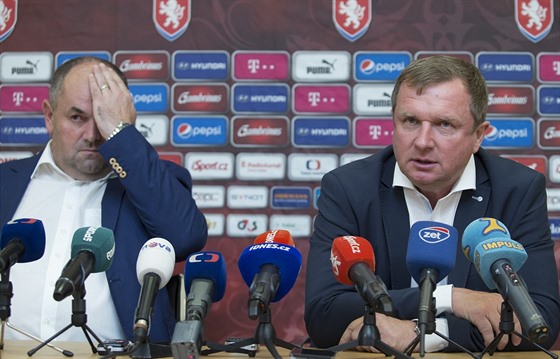Pedseda Fotbalové asociace R Miroslav Pelta (vlevo) a trenér fotbalové...