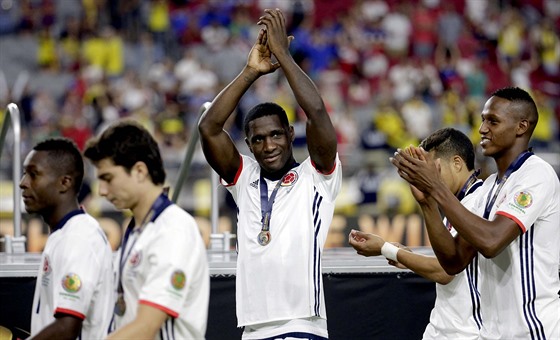 Fotbalisté Kolumbie slaví na turnaji Copa América zisk bronzových medailí.