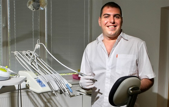 Zubní léka libanonského pvodu Najib Barakat peuje o pacienty v Nepomuku.