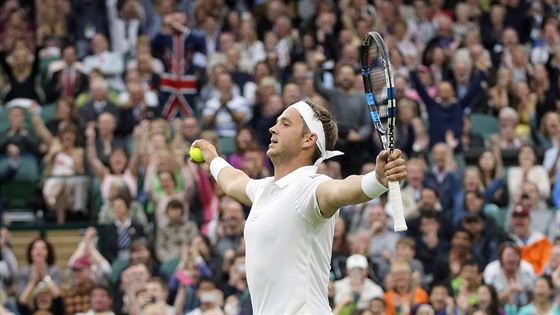 Britsk tenista Marcus Willis se raduje z vtznho mku v duelu s Rogerem...