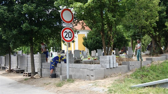 Na Svatém Kopeku dostává tamní hbitov z konce 18. století novou ze, pvodní staré cihly nahradily bné tvárnice (snímek z první fáze výstavby).