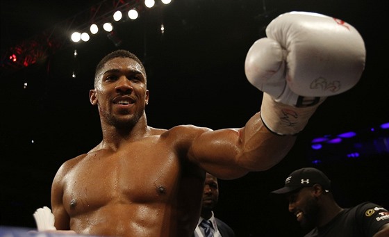 Britský boxer Anthony Joshua obhájil titul profesionálního mistra svta tké...