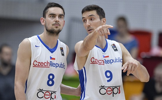 etí basketbalisté Tomá Satoranský (vlevo) a Jií Welsch si domlouvají akci.