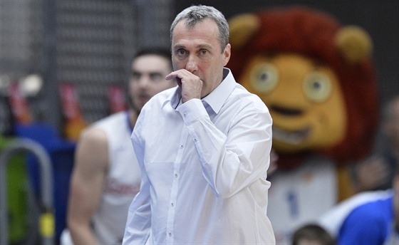 Ronen Ginzburg sleduje hru eských basketbalist.