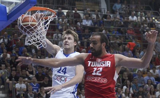 eský basketbalista Jan Veselý (vlevo) smeuje v pípravném zápase s Tuniskem.