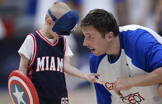 eský basketbalista Pavel Houka probírá s odbornou veejností zápas s Tuniskem.