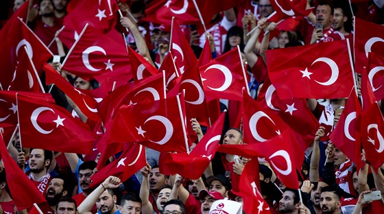 Kotel tureckých fanouk ped zápasem s eskem