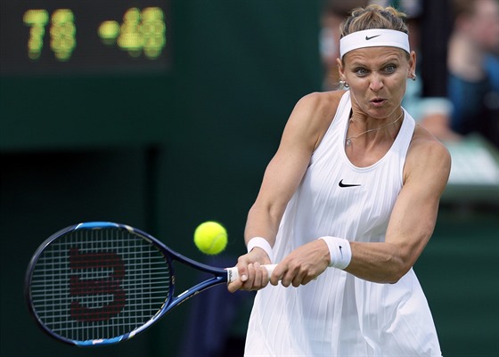 Lucie afáová zápasí v prvním kole Wimbledonu proti svoji kamarádce Bethanie...