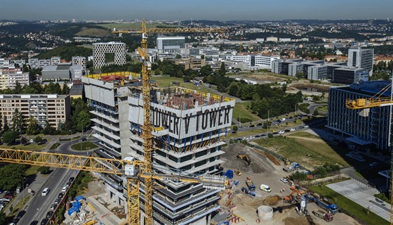 104 metr luxusu. Stavba unikátního ticetipatrového mrakodrapu je nyní zhruba...