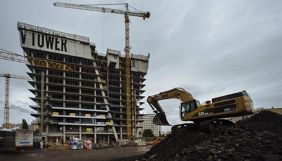 Pro výkové budovy vyhrazuje pipravovaný metropolitní plán napíklad lokalitu Horní Pankrác. Snímek zachycuje stavbu pankrácké V Tower, která bude mít ticet pater.