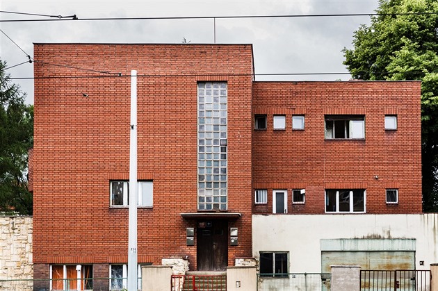 Funkcionalistická vila na Petinách, kterou má nahradit nová stavba se tinácti...