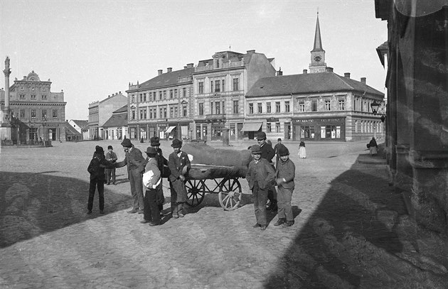 Fotografie Frantika Krátkého zachycuje hlavní mstské námstí kolem roku 1900,...