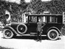 Tomá Garrigue Masaryk ped prezidentským vozem koda-Hispano-Suiza v Lánech