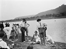 Dobová fotografie z roku 1912 zachycuje vltavské nábeí naproti Velké Chuchli...