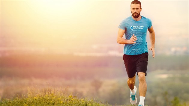 Sport v odlehlých oblastech přináší různá rizika. V případě nehody může tričko... Sport v odlehlých oblastech přináší různá rizika. V případě nehody může tričko...