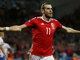 TI VE TECH. Gareth Bale zvýil proti Rusku na 3:0 a dal tak tetí branku ve...