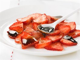 Jahody a balsamiko: Skvle si jahody rozumí s balzamikem nebo jeho redukcí....